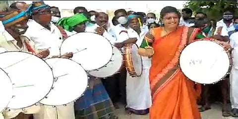 ஆந்திரா: நலத்திட்ட உதவிகள் வழங்கும் விழா - தப்பாட்டம் ஆடிய எம்எல்ஏ ரோஜா