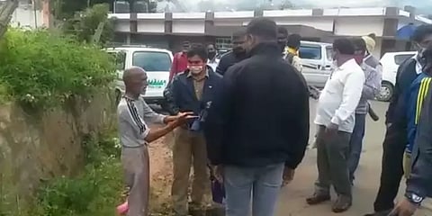 “மகனின் கொடுமை தாங்கமுடியவில்லை” - குன்னூர் நீதிமன்றத்தின் முன்பு தீக்குளிக்க முயன்ற தந்தை