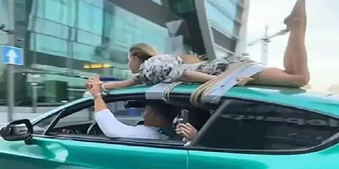 ரஷ்யா: காதலியை காரின்மீது கட்டி ஓட்டிச்சென்ற நபர் - வைரலான வீடியோ.. அபராதம் விதித்த போலீஸ்