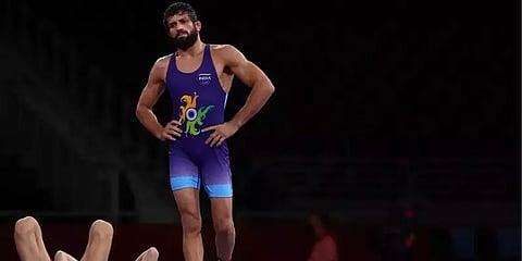 ஒலிம்பிக்: கஜகஸ்தான் மல்யுத்த வீரரால் கடிபட்ட இந்திய வீரர் உடற்தகுதியோடு உள்ளதாக அறிவிப்பு