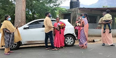 கொரோனா கட்டுப்பாடு: இரு மாநில எல்லையில் சந்தித்து பாசத்தை பரிமாறும் குடும்ப உறவுகள்