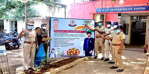 ஒலிம்பிக் போட்டி: ஆயுதப்படை காவலருக்கு வாழ்த்து கூறி சென்னை காவல் நிலையங்களில் பேனர்