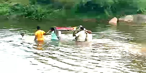 வேலூர்: கழுத்தளவு ஆற்று நீரில் சடலத்தை சுமந்து செல்லும் அவலம் - பாலம் அமைக்க கோரிக்கை