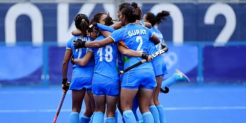 இறுதிவரை போராடிய இந்திய மகளிர் ஹாக்கி அணி தோல்வி- மைதானத்திலேயே கண்ணீர் விட்ட வீராங்கனைகள்