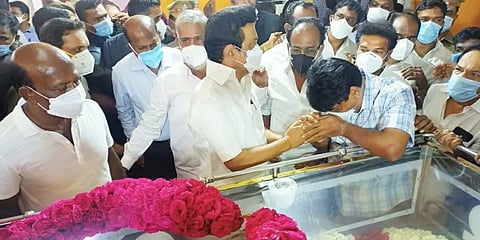 மதுசூதனன் உடலுக்கு நேரில் அஞ்சலி செலுத்திய மு.க.ஸ்டாலின் - கண்கலங்கிய அமைச்சர் சேகர்பாபு