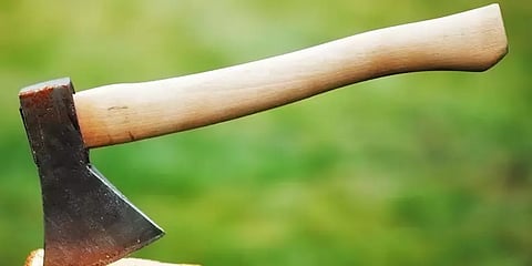 பாக். : திருடவில்லை என்பதை நிரூபிக்க பழுக்க காய்ச்சிய கோடரியை நாக்கால் தொடச் செய்த கொடூரம்