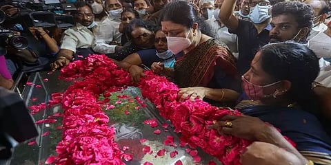 அதிமுக கொடிகட்டிய காரில் வந்து மதுசூதனன் உடலுக்கு சசிகலா அஞ்சலி