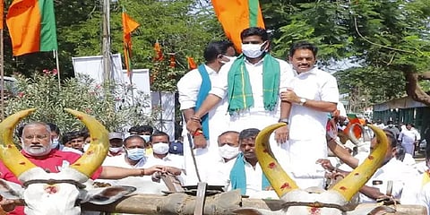 தஞ்சையில் அனுமதியின்றி ஊர்வலமாக சென்று உண்ணாவிரத போராட்டம் - பாஜகவினர் மீது வழக்கு