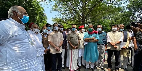 'ஜனநாயகம் குழிதோண்டி புதைப்பு' - எக்ஸ்பிரஸ் வேகத்தில் 21 மசோதாக்களுக்கு ஒப்புதல்