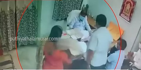 ஆந்திராவில் மூத்த அதிகாரி மீது மணலை வீசிய பெண் அரசு ஊழியர்