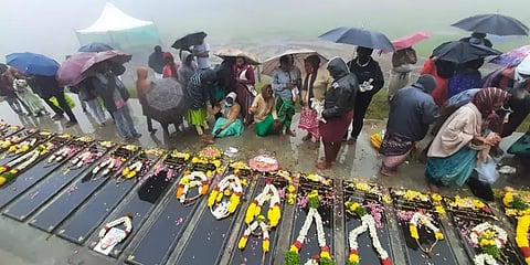 மூணாறு நிலச்சரிவு ஓராண்டு நினைவு தினம்: உயிரிழந்தவர்களின் கல்லறைகளில் மலரஞ்சலி