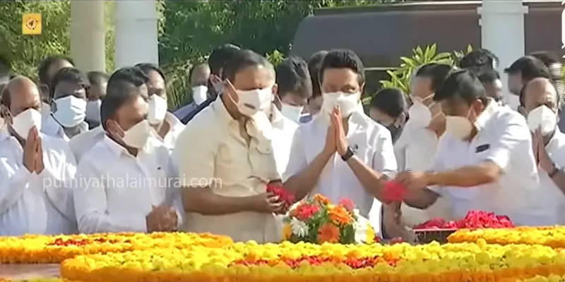 முன்னாள் முதல்வர் கருணாநிதியின் நினைவுநாள் - மு.க.ஸ்டாலின் மலர்தூவி மரியாதை