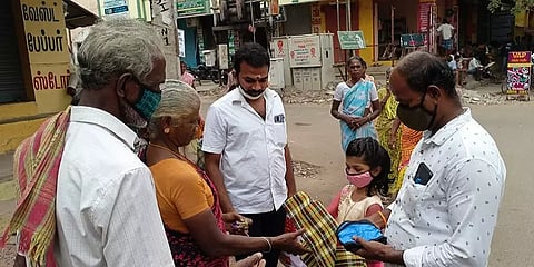 கைத்தறி தினம்: சேமித்துவைத்த பணத்தில் கைத்தறி மாஸ்க் வாங்கி, இலவசமாக விநி்யோகித்த சிறுமி