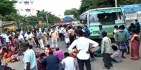 திருமணமான 5 மாதத்தில் இளம்பெண் சடலமாக மீட்பு: கணவனை கைது செய்யக்கோரி உறவினர்கள் சாலைமறியல்