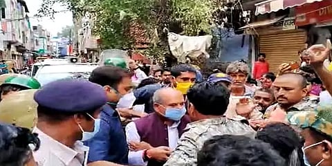 ம.பி. வெள்ளம்: தாமதமாக பார்வையிட சென்றதாக மத்திய அமைச்சருக்கு எதிராக போராட்டம்