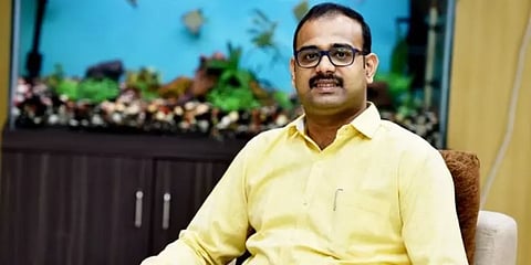 அரசு ஊழியரை காலில் விழ வைத்த விவகாரம்: சம்பந்தப்பட்ட நபர் மீது குற்றவியல் நடவடிக்கை