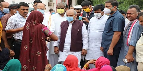 ம.பி வெள்ளம்: மத்திய அமைச்சரை முற்றுகையிட்ட மக்கள்; மாவட்ட ஆட்சியர் இடமாற்றம்