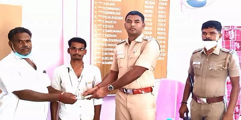 ஏடிஎம்-ல் பணத்தை விட்டு சென்றவரிடம் பத்திரமாக ஒப்படைத்த இளைஞர்! - குவியும் பாராட்டு