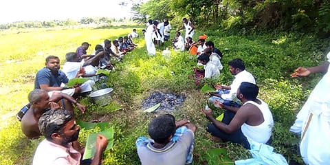 மதுரை: மழை வேண்டி மதுபாட்டிலுடன் ஆண்கள் மட்டுமே பங்கேற்ற கோழிக்கறி படையல் விழா