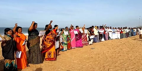 மீன்வள மசோதாவுக்கு எதிர்ப்பு: ஆர்ப்பாட்டத்தில் ஈடுபட்ட கன்னியாகுமரி மீனவர்கள்