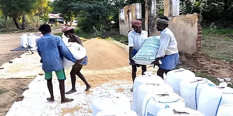 மயிலாடுதுறை: காத்திருக்கும் நெல் மூட்டைகள்; நேரடி கொள்முதல் நிலையங்களை திறக்க கோரிக்கை