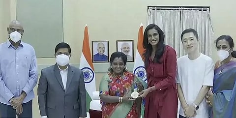 தமிழிசை சவுந்தரராஜனிடம் வாழ்த்து பெற்றார் பி.வி.சிந்து