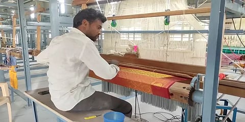 காஞ்சிபுரத்தில் செப்.15ல் பட்டு பூங்கா திறப்பு- சோதனை முறையில் தறி நெய்யும் பணிகள் தீவிரம்