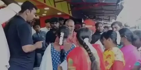 இலவச பிரியாணி எனக்கூறி கூட்டத்தை கூட்டியதாக புகார்: பிரியாணி கடைக்காரர் மீது வழக்குப்பதிவு