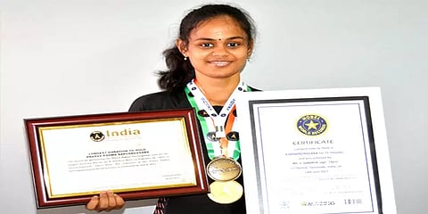 திருவள்ளூர்: 10 நிமிடங்கள் கர்ண பத்மாசனம் செய்து உலக சாதனை படைத்த பெண்