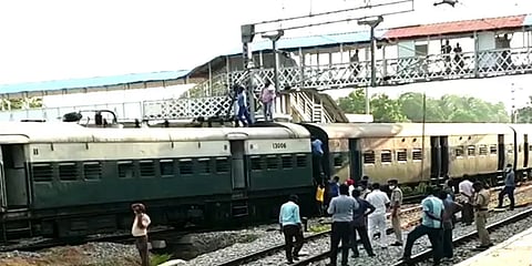 ராணிப்பேட்டை: நடைமேடையில் இருந்து தானாக ஓடிய ரயில்; அரக்கோணத்தில் பரபரப்பு