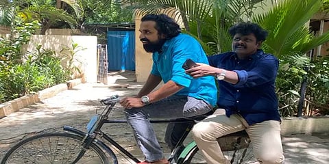 வாங்க வாத்தியாரே: ’சார்பட்டா’ துரைக்கண்ணு வாத்தியாரை சைக்கிளில் ஏற்றிய டான்சிங் ரோஸ்