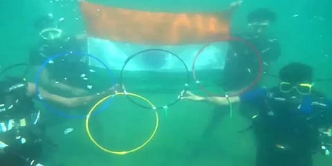 புதுச்சேரி: ஒலிம்பிக்கில் பதக்கம் வென்றவர்களுக்காக கடலுக்கு அடியில் வித்தியாச வாழ்த்து