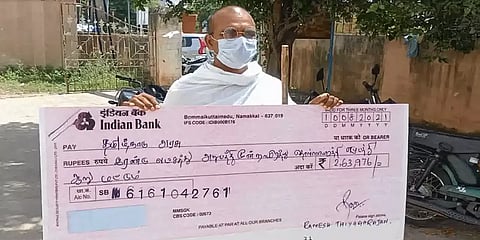 “இதோ..எங்க குடும்ப கடன் ரூ.2.63 லட்சம்”.. காசோலையுடன் வந்து ‘ஷாக்’ கொடுத்த காந்தியவாதி