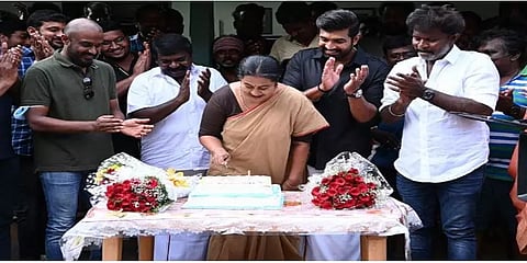 சினிமாவில் 43 வருடங்கள் கடந்த ராதிகா: கேக் வெட்டி கொண்டாடிய ’அருண் விஜய் 33’ படக்குழு