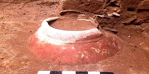 கீழடி 7-ஆம் கட்ட அகழாய்வில் கண்டறியப்பட்ட சிவப்பு நிற பெரும் பானை