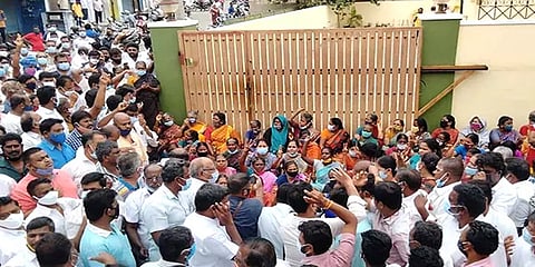 வேலுமணி வீட்டில் சோதனை: போராட்டத்தில் ஈடுபட்ட 10 எம்எல்ஏக்கள் உட்பட 520 பேர் மீது வழக்கு