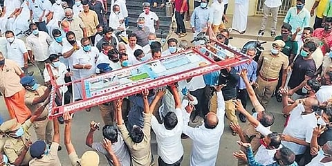 எஸ்.பி. வேலுமணி வீட்டில் சோதனை: முன்கூட்டியே தகவல் வெளியானதா என விசாரணை?