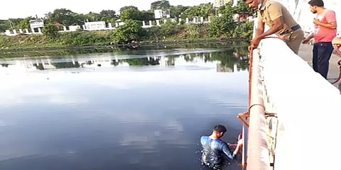 சென்னை: செல்ஃபி எடுக்கும்போது கூவத்தில் விழுந்த நபர்; பத்திரமாக மீட்ட தீயணைப்புத் துறை