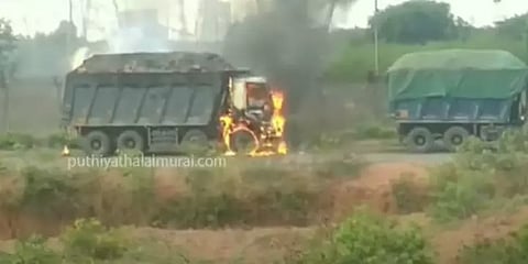 நெய்வேலி: விபத்தை ஏற்படுத்தியதால் ஆத்திரம் - 3 லாரிகளுக்கு தீ வைத்த பொதுமக்கள்