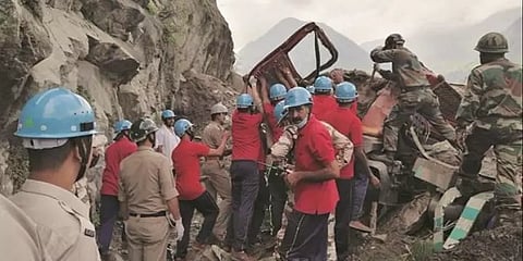 இமாச்சலப் பிரதேசம்: நிலச்சரிவில் சிக்கி 11 பேர் உயிரிழப்பு