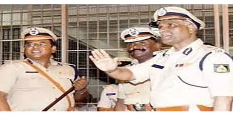 பெங்களூரு சிறையில் சசிகலாவுக்கு சிறப்பு வசதி புகார்: முன்னாள் சிறை அதிகாரி வீட்டில் சோதனை