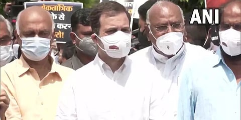 “இது ஜனநாயக படுகொலை” - ராகுல் காந்தி தலைமையில் டெல்லியில் எதிர்கட்சி எம்பிக்கள் பேரணி