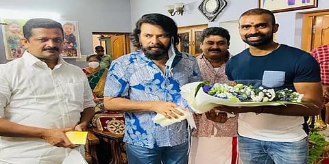 ஒலிம்பிக்: ஹாக்கி வீரர் ஸ்ரீஜேஷ் வீட்டிற்கே நேரில் சென்று வாழ்த்திய நடிகர் மம்முட்டி