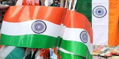 கல்வி நிலையங்கள் மூடப்பட்டுள்ளதால் கொடிகள் விற்பனை சரிவு