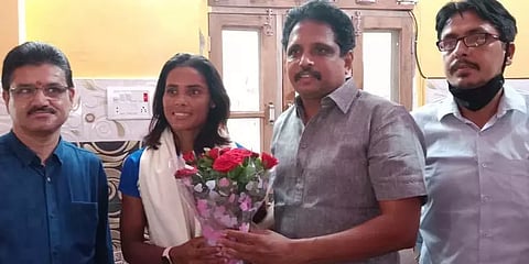 சாதி ரீதியாக விமர்சிக்கப்பட்ட ஹாக்கி வீராங்கனைக்கு மதுரை எம்பி வெங்கடேசன் நேரில் வாழ்த்து