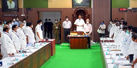 அமளிக்கிடையே தமிழக அரசின் பட்ஜெட் தாக்கல்: அதிமுக வெளிநடப்பு