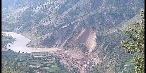 இமாச்சலப் பிரதேசம்: ஆற்றின் ஓட்டத்தைத் தடுத்த நிலச்சரிவு – ஆபத்தில் மக்கள்
