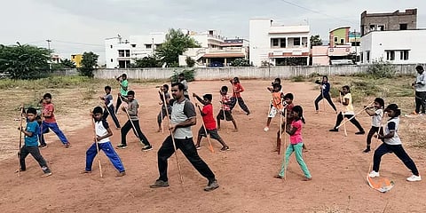 திண்டுக்கல்: ஆர்வமுடன் சிலம்பக் கலையை கற்கும் இளைஞர்கள்