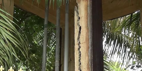 உடைந்து விழும் நிலையில் ஆரம்ப சுகாதார நிலையத்தின் மேல்நிலை நீர்தேக்க தொட்டி: மக்கள் அச்சம்