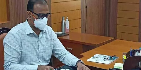 கோவை: காலில் விழுந்த சம்பவம் - பொய்யான தகவலளித்த அதிகாரிகள் மீது ஆட்சியர் நடவடிக்கை